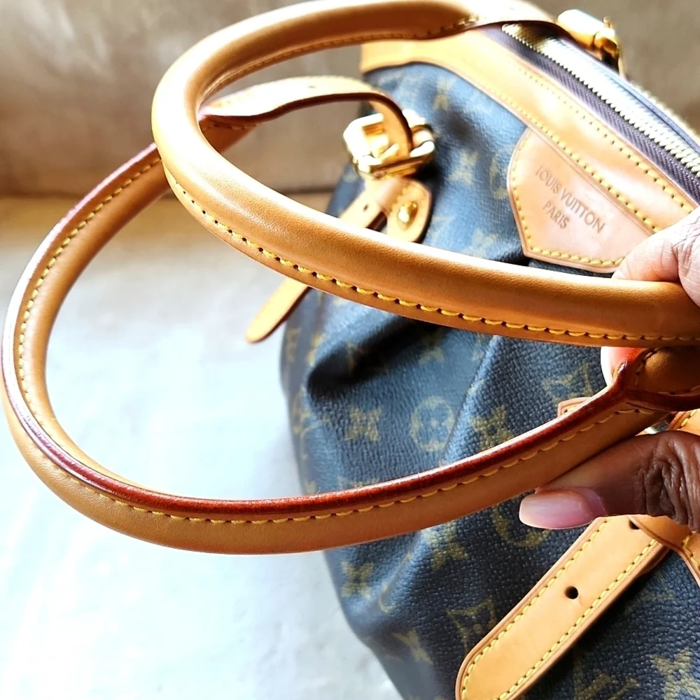 Louis Vuitton Tivoli‎ GM Shoulder Bag with Monogram Canvas.. 16×11×8
